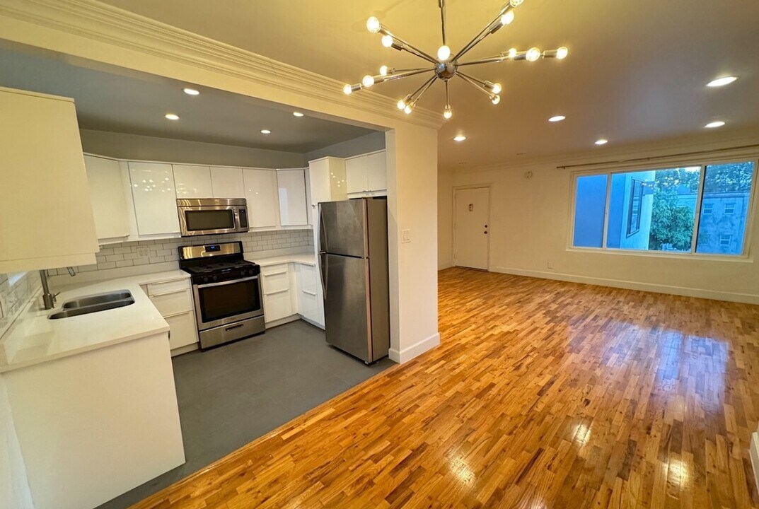 8585 Pickford St, Unit 4 in Los Angeles, CA - Building Photo