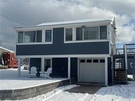 7 White Cap Rd in Narragansett, RI - Building Photo