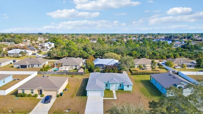 2361 SW Chateau Terrace in Port St. Lucie, FL - Foto de edificio - Building Photo