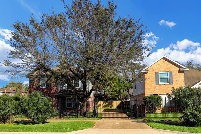 3921 Polk St in Houston, TX - Building Photo - Building Photo