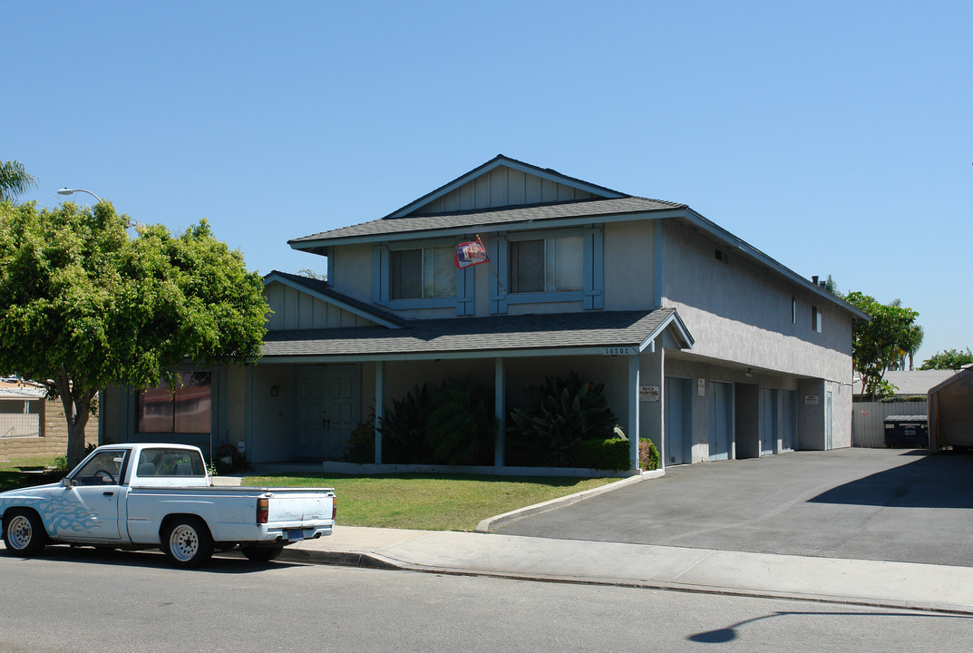 16502 Regina Cir in Huntington Beach, CA - Building Photo