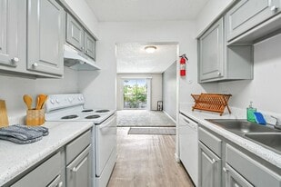 Pine Creek Apartments in Houston, TX - Building Photo