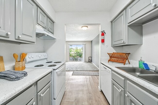 Pine Creek Apartments in Houston, TX - Building Photo - Building Photo