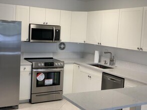 124 Stratford I in West Palm Beach, FL - Building Photo - Building Photo