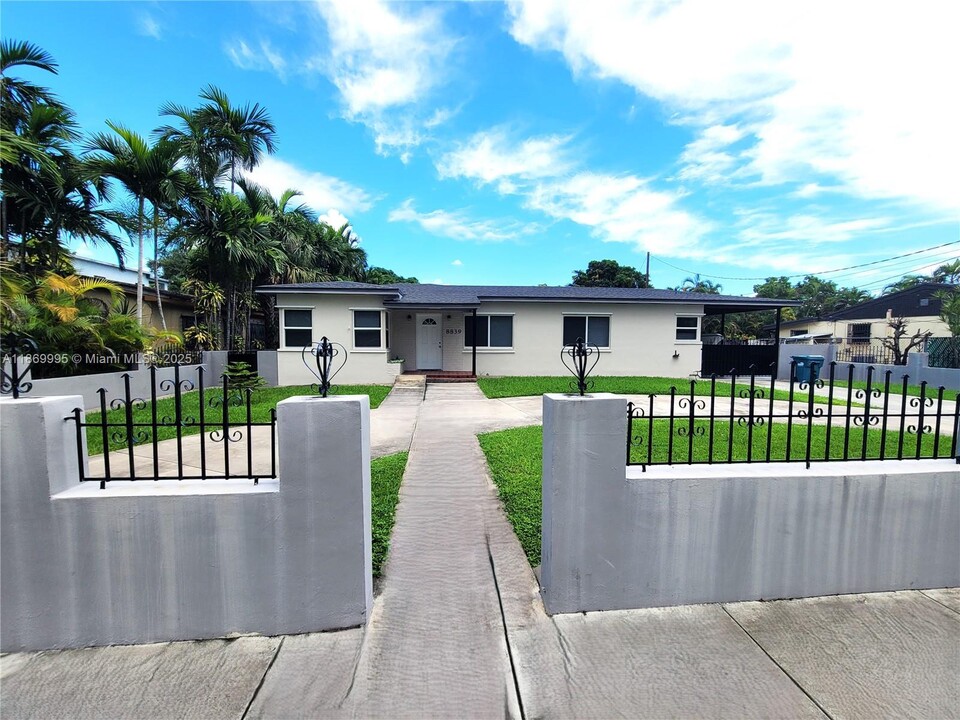 8839 SW 28th St in Miami, FL - Building Photo