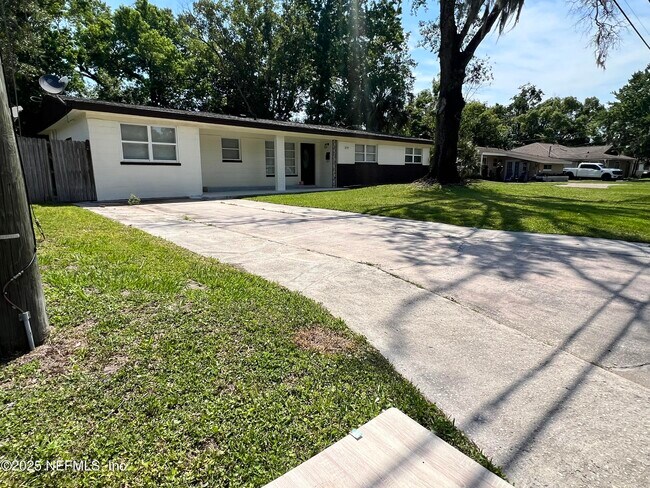 8105 Santillo Dr in Jacksonville, FL - Building Photo - Building Photo