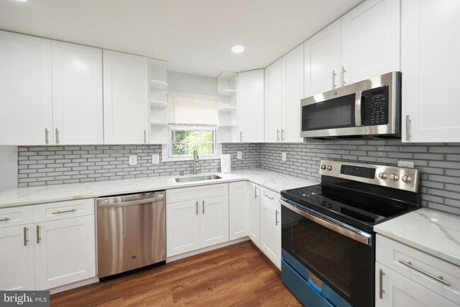 property at 9900 Kingsbridge Dr