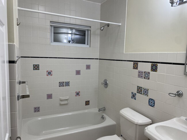 12 Eliot Cres, Unit 12 Eliot #1 in Chestnut Hill, MA - Foto de edificio - Building Photo