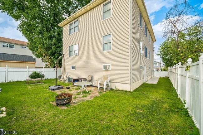 391 Taylor Ave in Hackensack, NJ - Building Photo - Building Photo