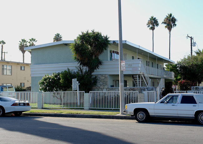 320-404 W Guinida Ln in Anaheim, CA - Building Photo - Building Photo