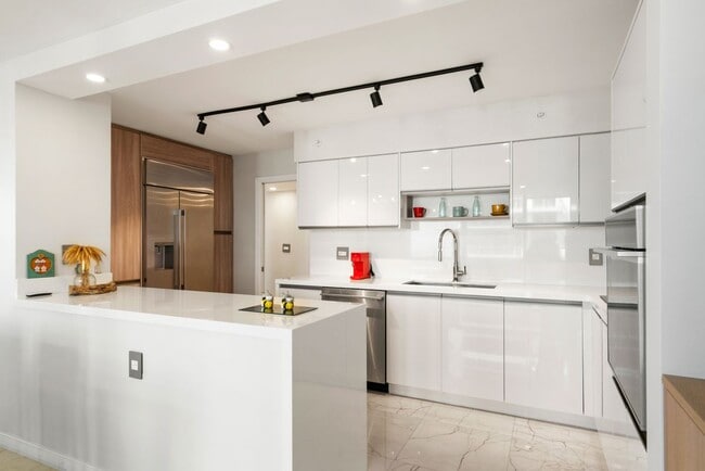 5757 Collins Ave in Miami Beach, FL - Foto de edificio - Building Photo