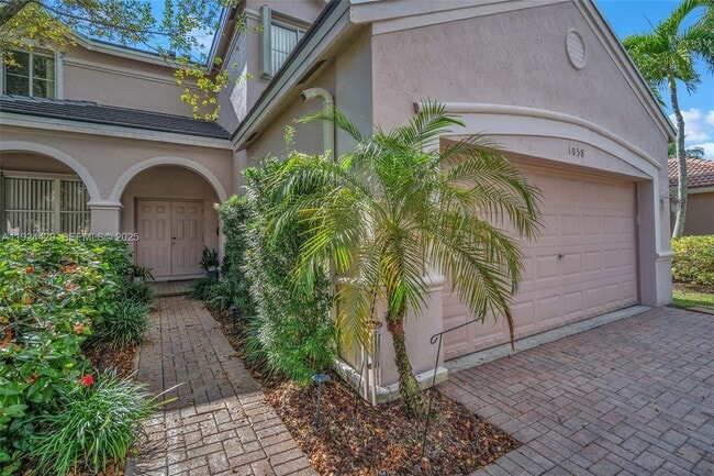 1058 Tupelo Way in Weston, FL - Building Photo - Building Photo