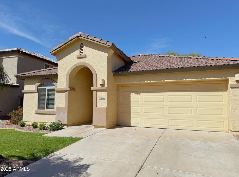 4230 S Sawmill Rd in Gilbert, AZ - Building Photo