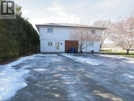 325 Dunn Rd in Essex, ON - Building Photo