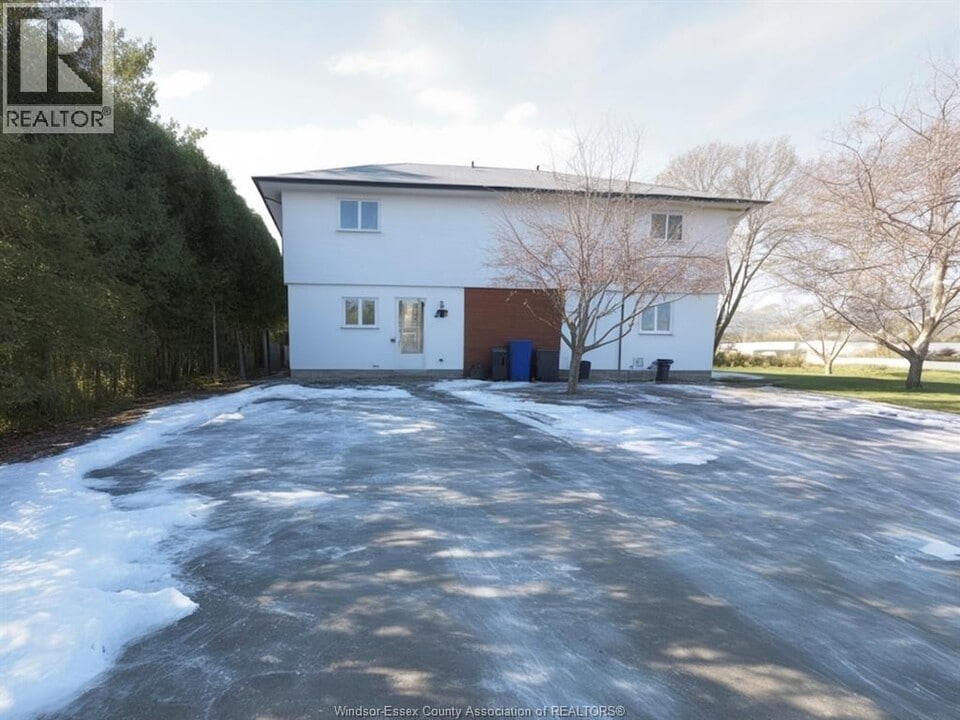 325 Dunn Rd in Essex, ON - Building Photo