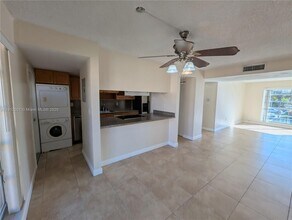 7230 Fairway Dr in Hialeah, FL - Building Photo - Building Photo