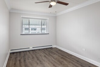 4925 Fairview Ave in Downers Grove, IL - Building Photo - Interior Photo