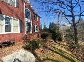 1044 E Lake Dr in Gainesville, GA - Building Photo