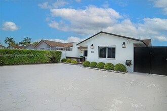 11806 SW 11th St in Miami, FL - Foto de edificio - Building Photo