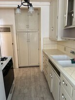 1825 E Broadway in Long Beach, CA - Building Photo