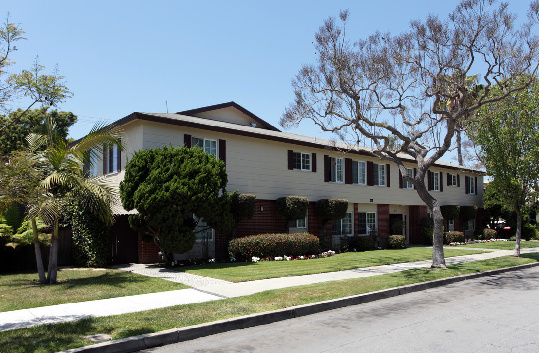 377 Freeman Ave in Long Beach, CA - Building Photo