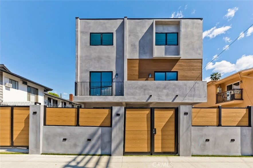 6130 Hazeltine Ave in Los Angeles, CA - Building Photo