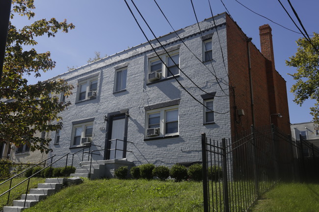 749 51st St SE in Washington, DC - Foto de edificio - Building Photo