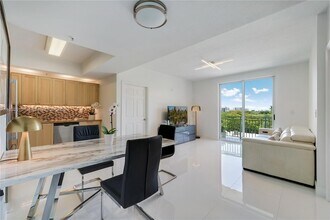 3500 Coral Wy, Unit 604 in Miami, FL - Building Photo - Building Photo