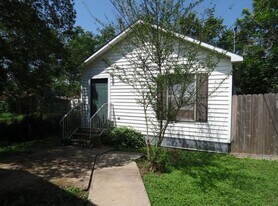July 2026 Move in! Adorable 1 bedroom 1 bathroom with a Yard! in Bryan, TX - Building Photo