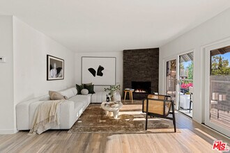 2753 La Cuesta Dr in Los Angeles, CA - Building Photo - Building Photo