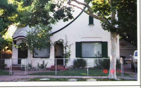 1035-1037 W Acacia St in Stockton, CA - Foto de edificio