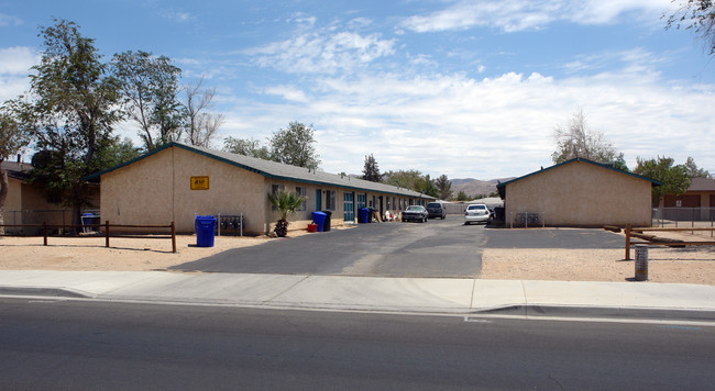 12929 Navajo Rd in Apple Valley, CA - Foto de edificio - Building Photo