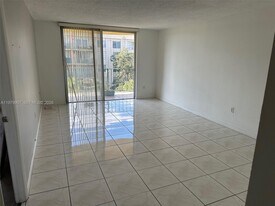9350 Fontainebleau Blvd in Miami, FL - Building Photo