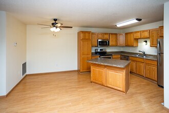 SOUTH HAMPTON in Grand Forks, ND - Building Photo - Interior Photo