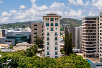 The Courtyards at Punahou in Honolulu, HI - Building Photo - Building Photo