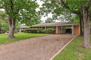 501 Helena St in Bryan, TX - Building Photo