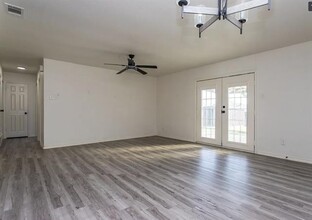 906 Waikiki Dr in Garland, TX - Building Photo - Building Photo