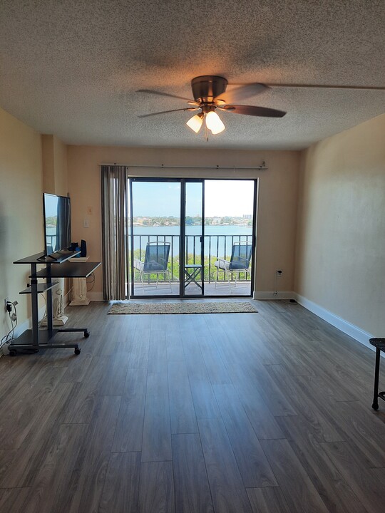 7050 Sunset Dr S, Unit 601 in South Pasadena, FL - Building Photo