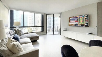 520 Brickell Key Dr, Unit A1010 in Miami, FL - Building Photo - Building Photo