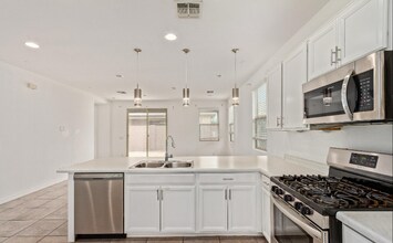 8948 W Bethany Heights Dr in Glendale, AZ - Building Photo - Building Photo