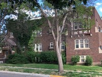 Tudor Apartments in Pierre, SD - Foto de edificio - Building Photo