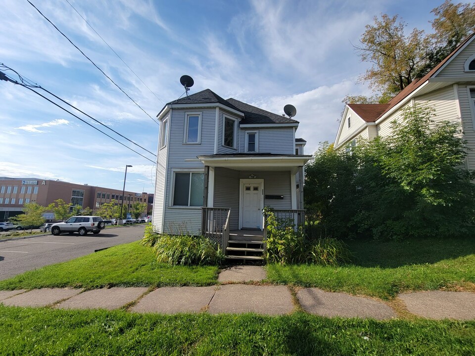 223 N 11th Ave E in Duluth, MN - Building Photo