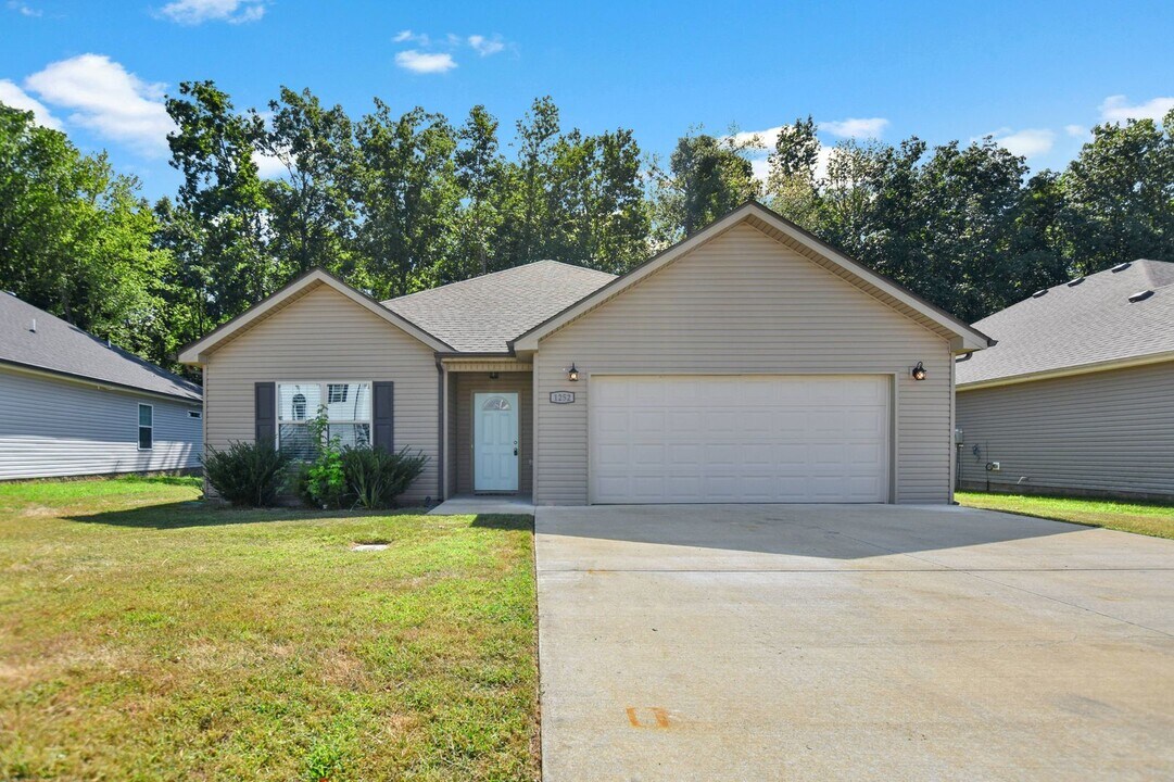 1252 Magnum Dr in Clarksville, TN - Building Photo