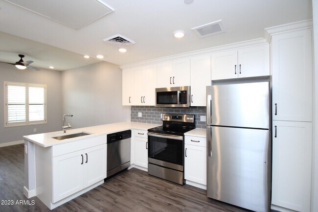 475 N 9th St-Unit -202 in Phoenix, AZ - Foto de edificio - Building Photo