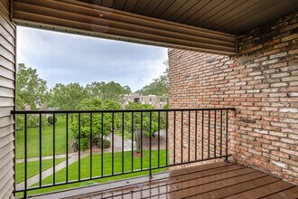 Silver Oaks Court Apartments in New Brighton, MN - Foto de edificio - Building Photo