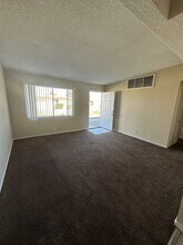 425 Palm Dr in Ridgecrest, CA - Foto de edificio - Building Photo