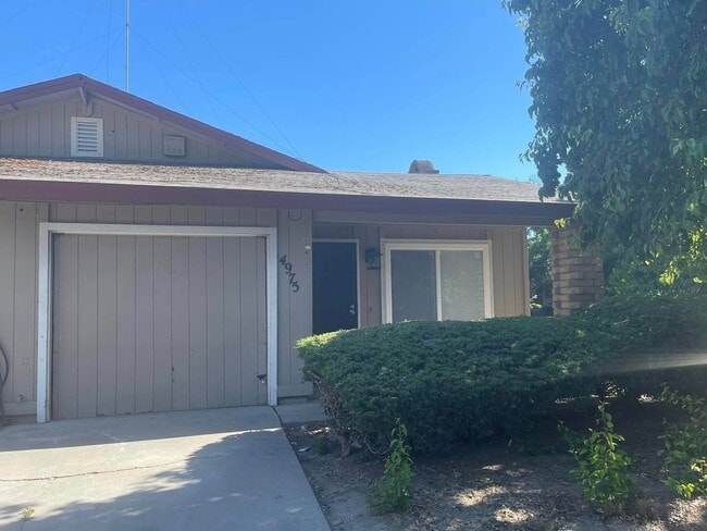 4973-4975 Summerwood Cir in Sacramento, CA - Foto de edificio - Building Photo
