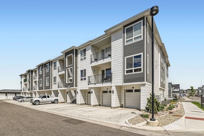 6153 N Ceylon St, Unit 303 in Denver, CO - Building Photo - Building Photo