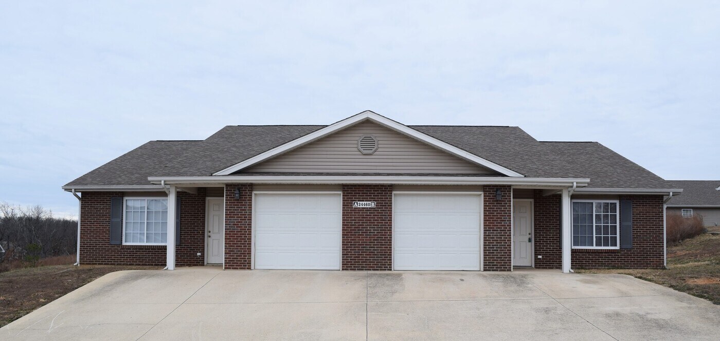 24460 Tupelo Ln in St. Robert, MO - Building Photo