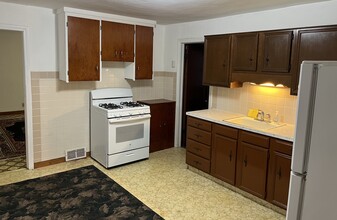 454 Rowley Rd, Unit Large One Bedroom in Depew, NY - Building Photo - Building Photo